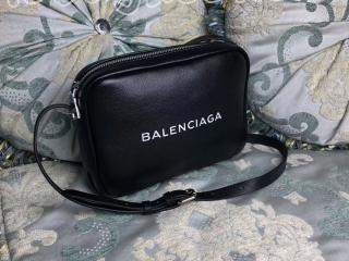 大人気☆【BALENCIAGA】エブリデイカメラバッグ ロゴ入り 31683032D