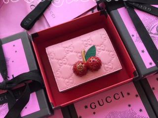 476050 0G6EZ 5878 グッチ 財布 コピー GUCCI チェリー グッチ シグネチャー カードケース(コイン＆紙幣入れ付き) レディース 二つ折り財布 日本限定 2色選択可 ピンク