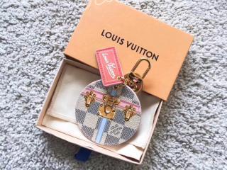 M62573 ルイヴィトン レディース キーホルダー スーパーコピー 「LOUIS VUITTON」 ポルト クレ・イリュストレ トランク ファッション小物