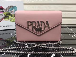 1BD097 CLOASKF0003 プラダ マクロ バッグ コピー PRADA Macro ロゴレザークロスボディバッグ レディース チェーンショルダーバッグ 5色選択可 ピンク