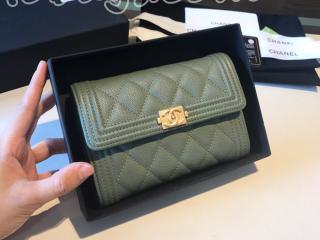 A84302 ch324 ボーイ シャネル 財布 スーパーコピー BOY CHANEL スモール フラップ ウォレット グレインド ゴートスキン レディース 三つ折り財布 ゴールド金具 8色可選択