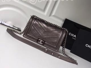 A67086 Y83968 5B552 ボーイ シャネル バッグ スーパーコピー BOY CHANEL 18/19年秋冬 ハンドバッグ メタリック クランプル カーフスキン レディース ショルダーバッグ 4色可選択 シルバー