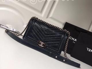 A67086 Y83968 5B047 ボーイ シャネル バッグ コピー BOY CHANEL 18/19年秋冬 ハンドバッグ メタリック クランプル カーフスキン レディース ショルダーバッグ 4色可選択 ネイビーブルー