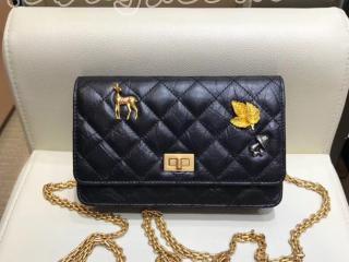 A70328 Y83883 C3906 シャネル 財布 コピー CHANEL 2.55 チェーンウォレット エイジド カーフスキン & チャーム レディース 二つ折り財布 ゴールド金具 ブラック