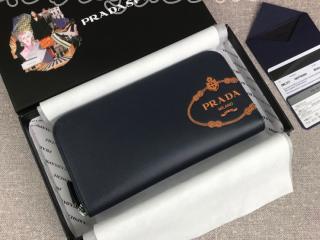 2ML317_2MB8_F0L57 プラダ 長財布 コピー PRADA 「サフィアーノ」レザー ドキュメントホルダー ラウンドファスナー財布 ネイビー/オレンジ