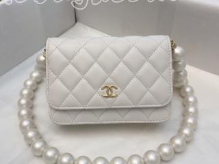 AP1839 B04327 10601 シャネル バッグ コピー 20新作 CHANEL カーフスキン & コスチューム パール ミニ チェーン ウォレット 二つ折り財布 ホワイト