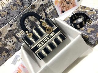 M0565ORFQ_M928 ディオール バッグ コピー Dior 21新作 Lady D-Lite ミディアムバッグ D-Stripes エンブロイダリー レディース バッグ