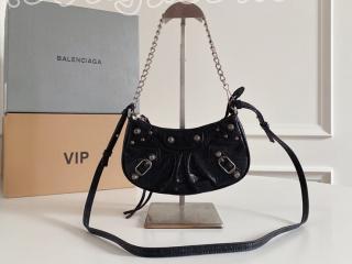 ﻿695814-8 バレンシアガ バッグ スーパーコピー 新作 BALENCIAGA Le Cagole Mini Bag チェーン付き アリーナラムスキン アンティーク調シルバー金具 ショルダーバッグ